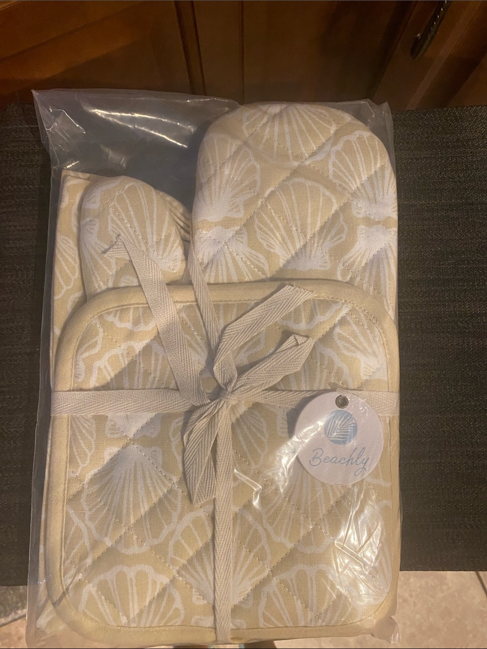 Seashell Quilted Oven Mitt & Pot Holder Set - Beige & White and apron